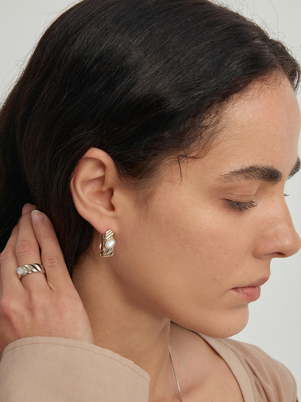 MUKTANK x SUN HUNTER Ocean Mother‑of‑Pearl Textured Ear Cuff
