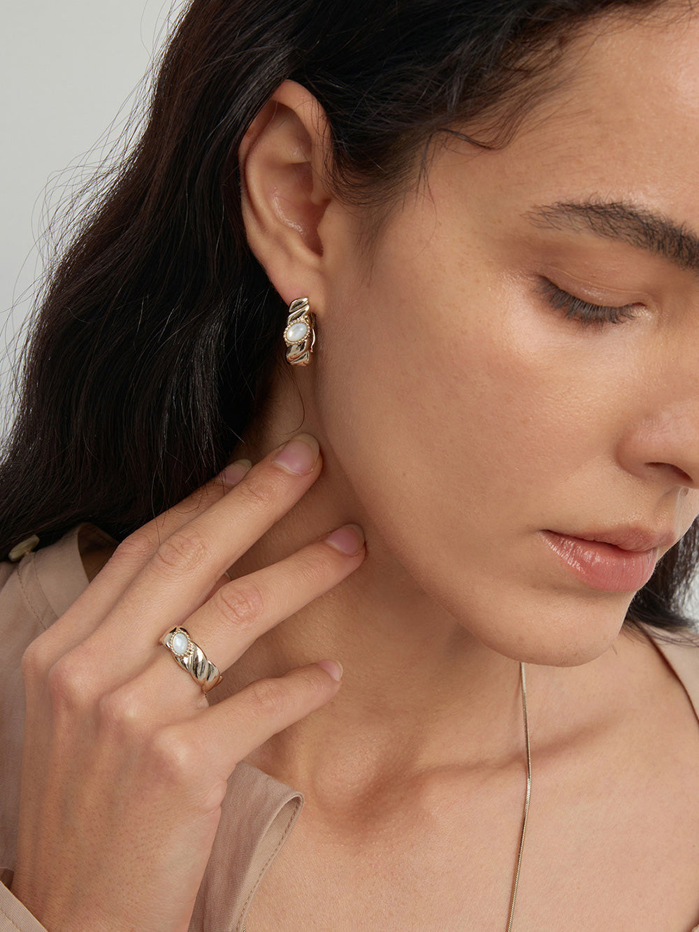 MUKTANK x SUN HUNTER Ocean Mother‑of‑Pearl Textured Ear Cuff