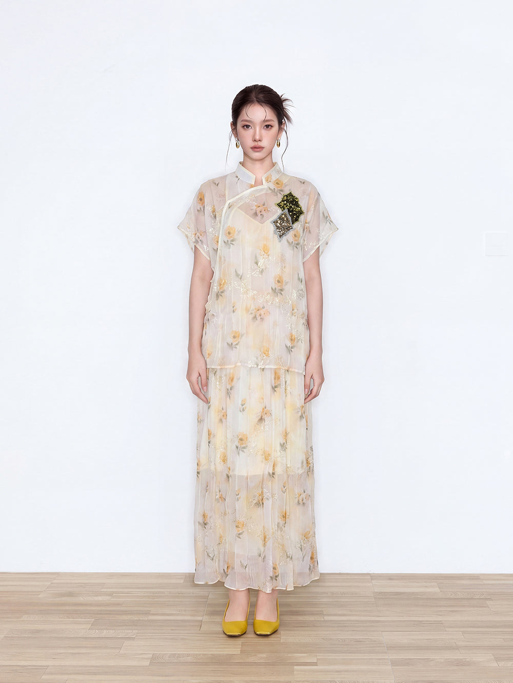 MUKZIN×Capsule Collection New Chinese-Style Linen Top with ICH Hami Hand Embroidery & Floral Print