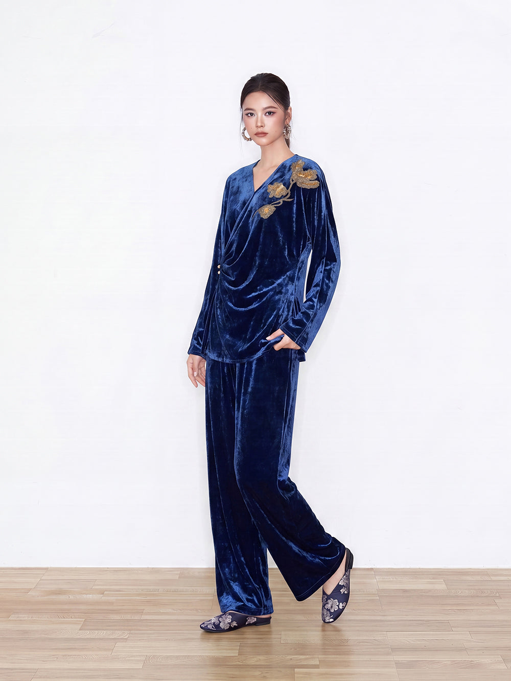 MUKZIN×Capsule Collection New Chinese-Style Embroidered Silk Velvet V-Neck Top