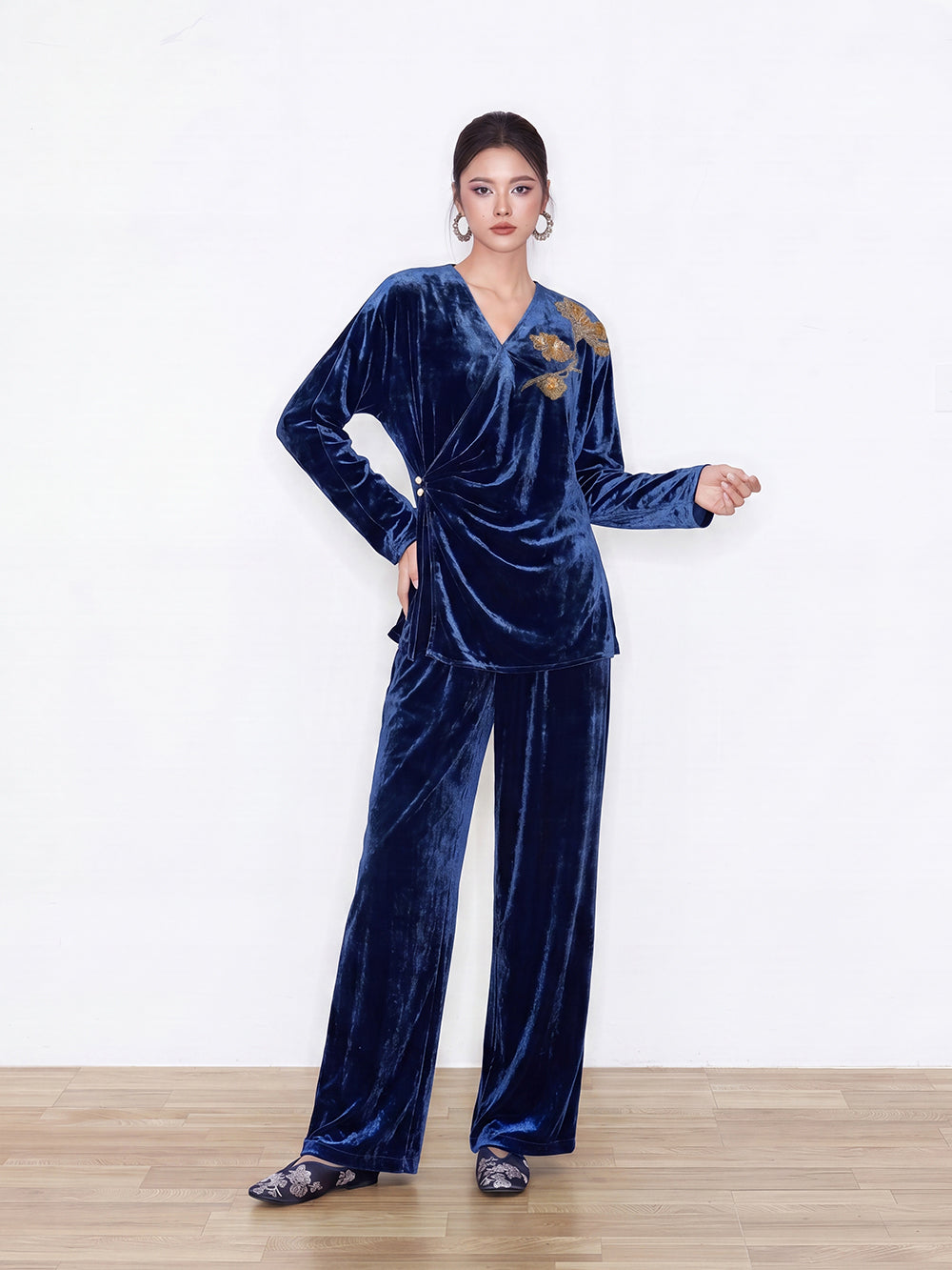 MUKZIN×Capsule Collection New Chinese-Style Embroidered Silk Velvet V-Neck Top