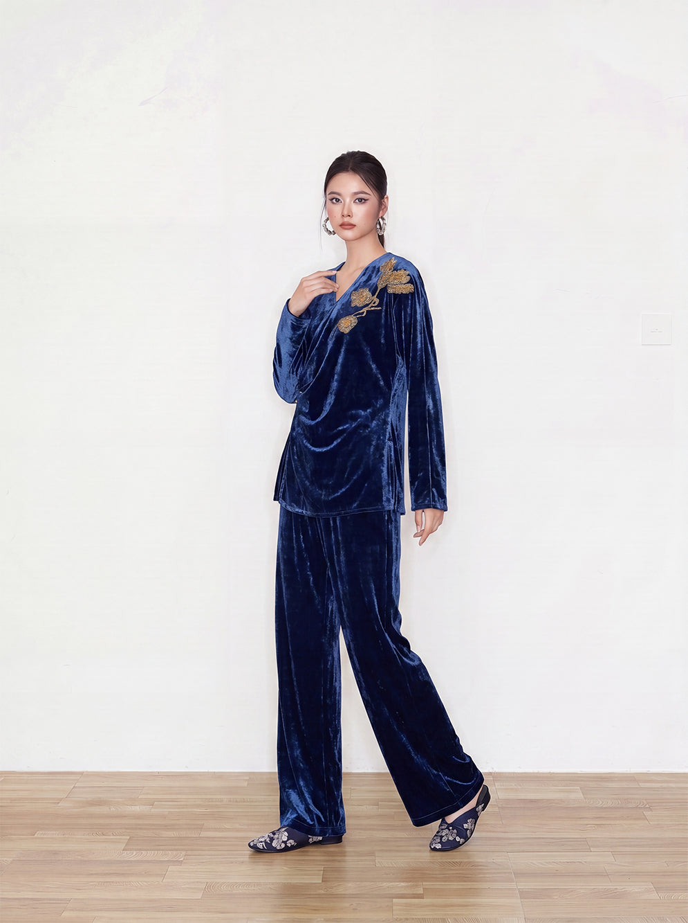 MUKZIN×Capsule Collection New Chinese-Style Embroidered Silk Velvet V-Neck Top