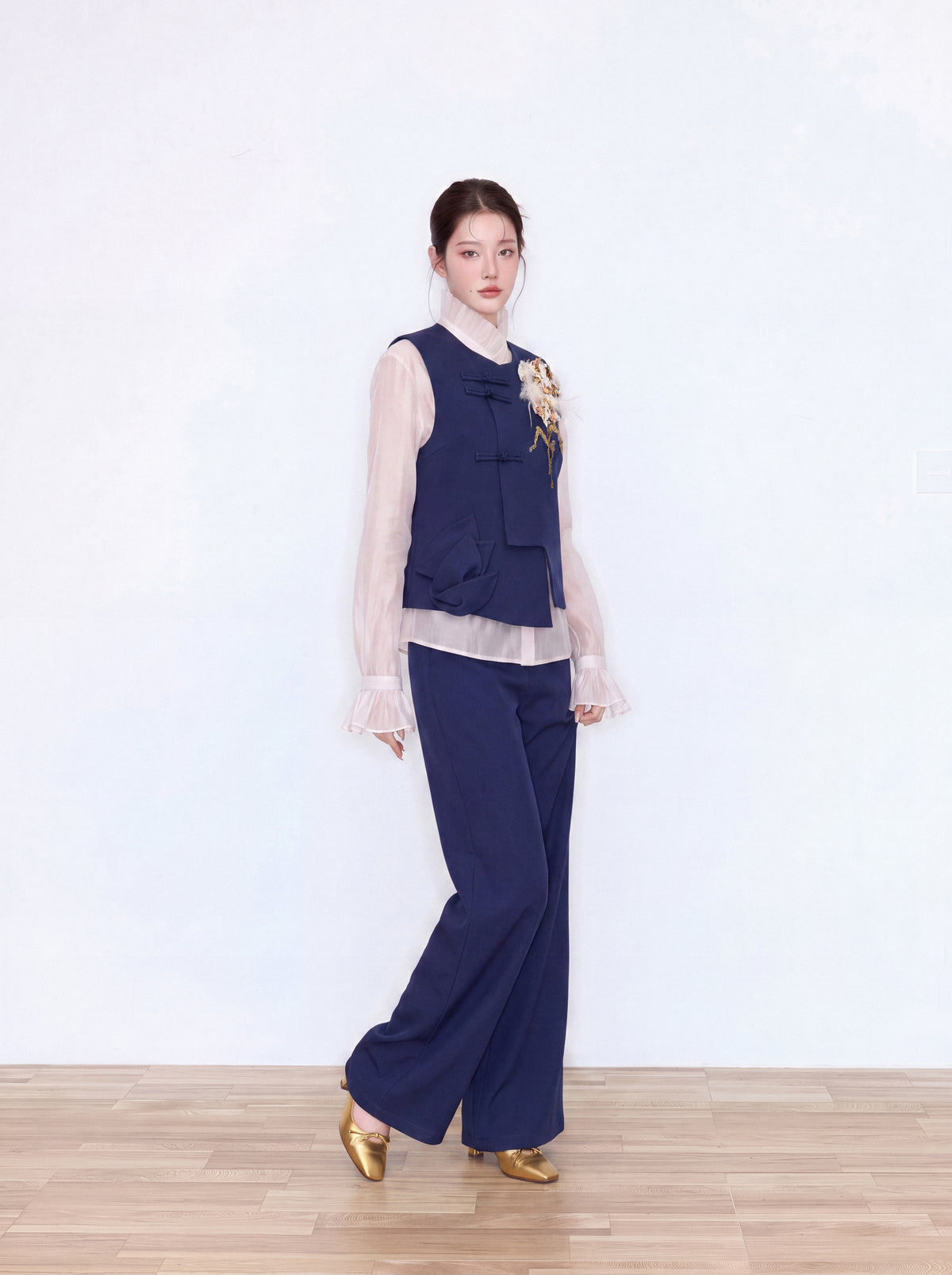 MUKZIN×Flourishing Blooms Hami Hand-Embroidered Chinese Frog-Button Vest