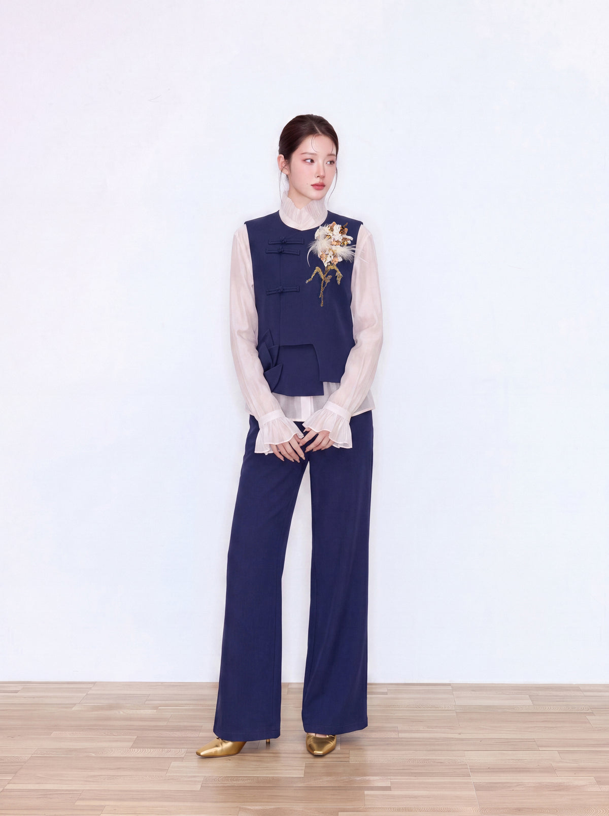 MUKZIN×Flourishing Blooms Hami Hand-Embroidered Chinese Frog-Button Vest