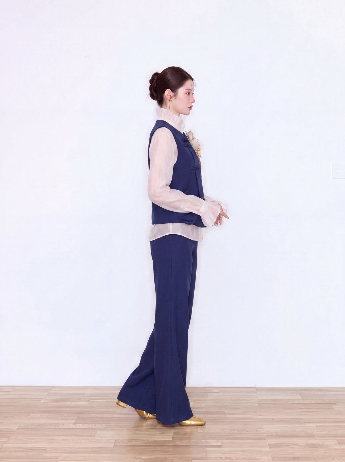 MUKZIN×Flourishing Blooms Hami Hand-Embroidered Chinese Frog-Button Vest