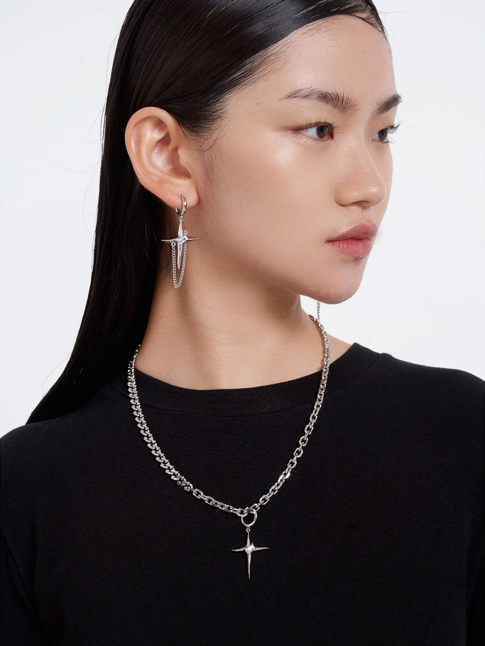 MUKTANK×SUN HUNTER Black Diamond-studded Four-pointed Star Chain Earrings